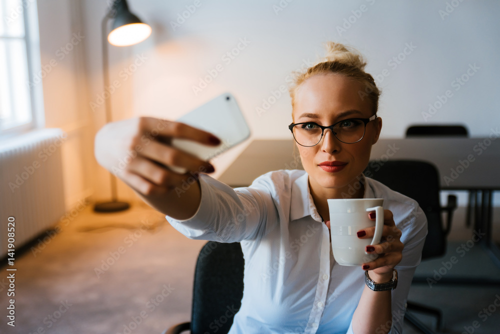 一个漂亮女人在工作中自拍的特写