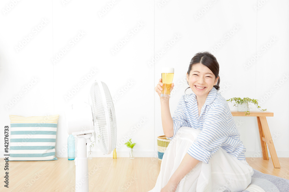 女性　ビール