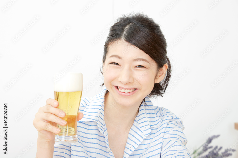 女性　ビール