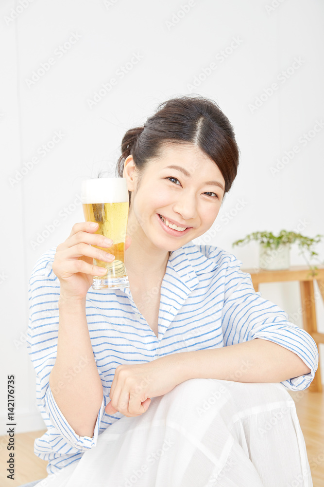 女性　ビール