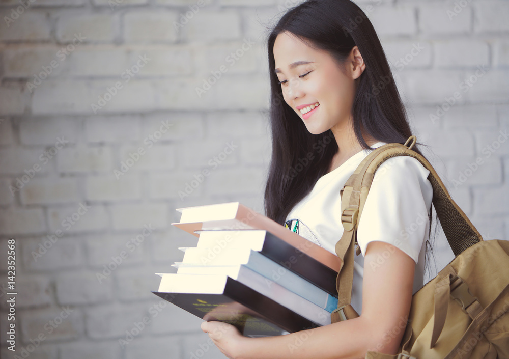 亚洲学生在大学里拿着书