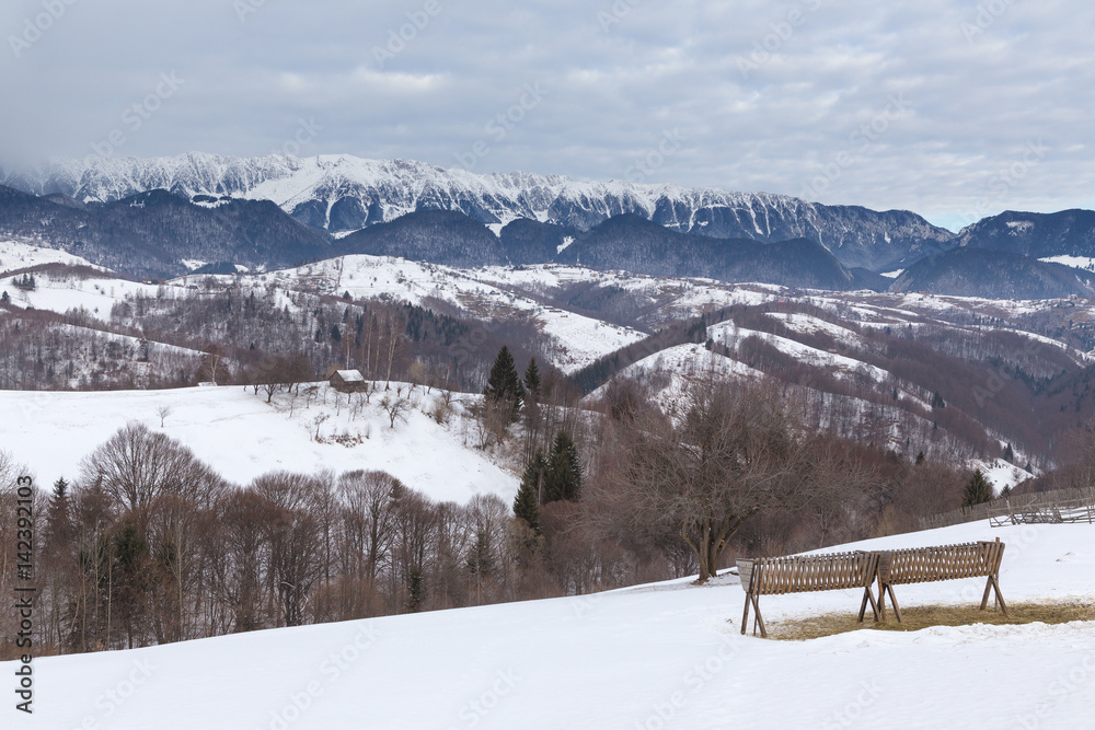 美丽的冬季山脉景观，在寒冷的冬日里有雪花。喀尔巴阡山的野生山脉。