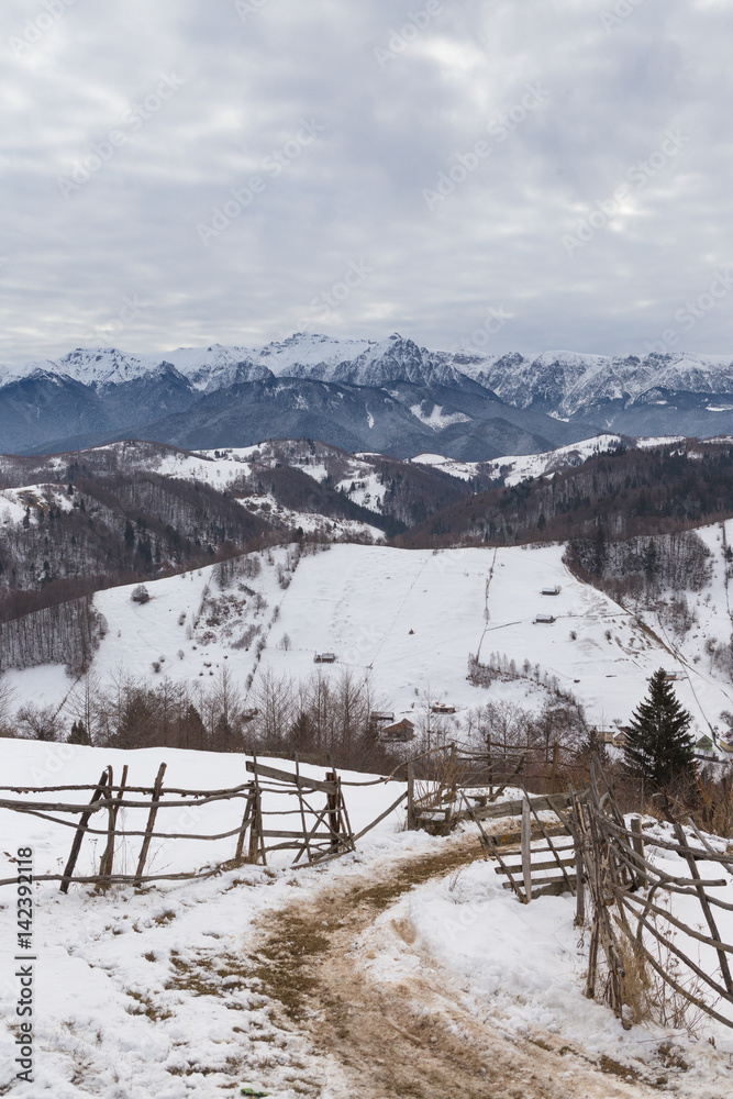 美丽的冬季山脉景观，在寒冷的冬日里有雪花。喀尔巴阡山的野生山脉。