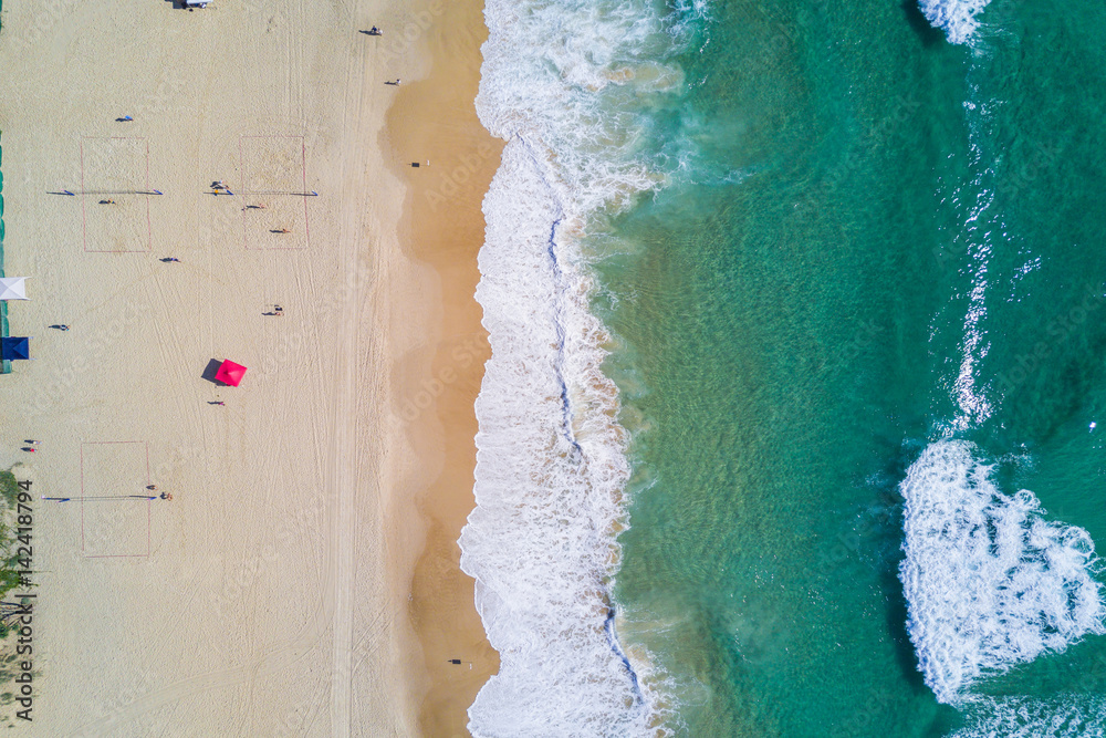 黄金海岸飞溅的海浪和海滩的鸟瞰图。