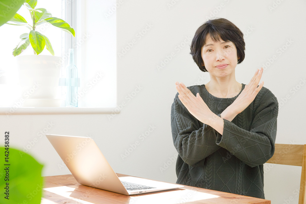 ミドル　女性　ばつ印