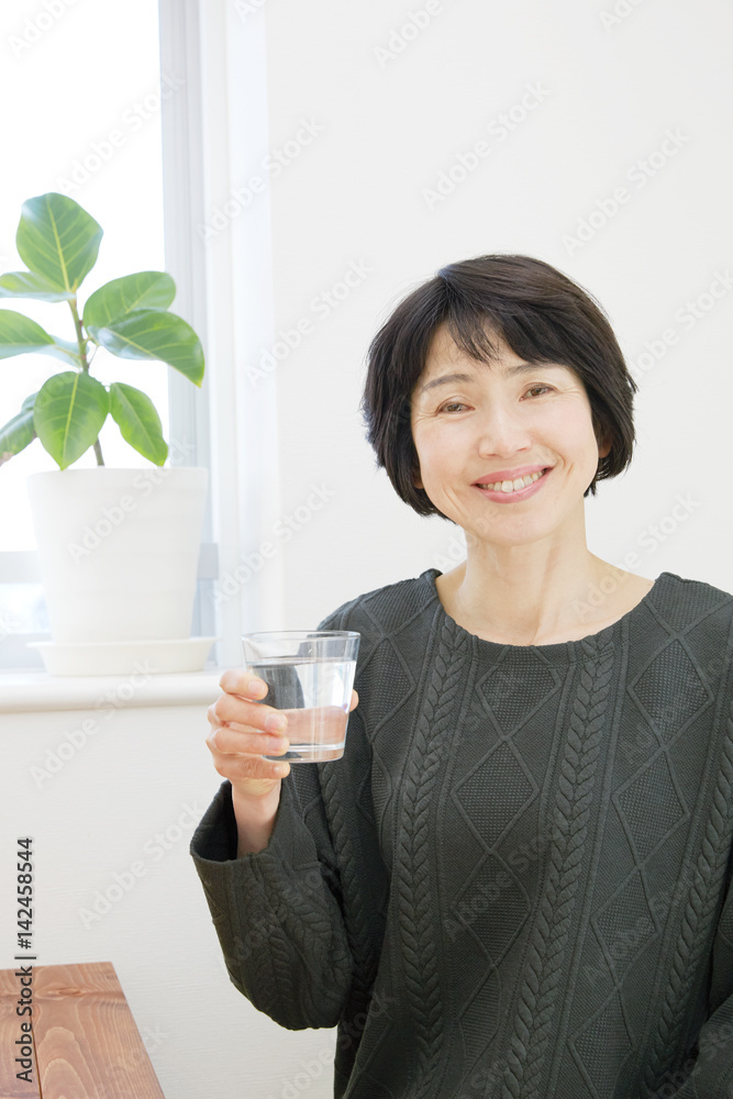 ミドル　女性　水