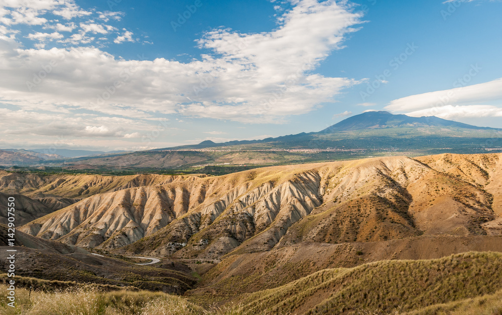 比安卡瓦利亚附近西西里岛乡村的荒地；背景是埃特纳火山