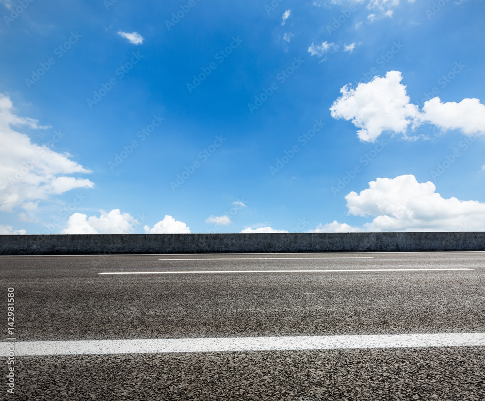 沥青路和天空云景