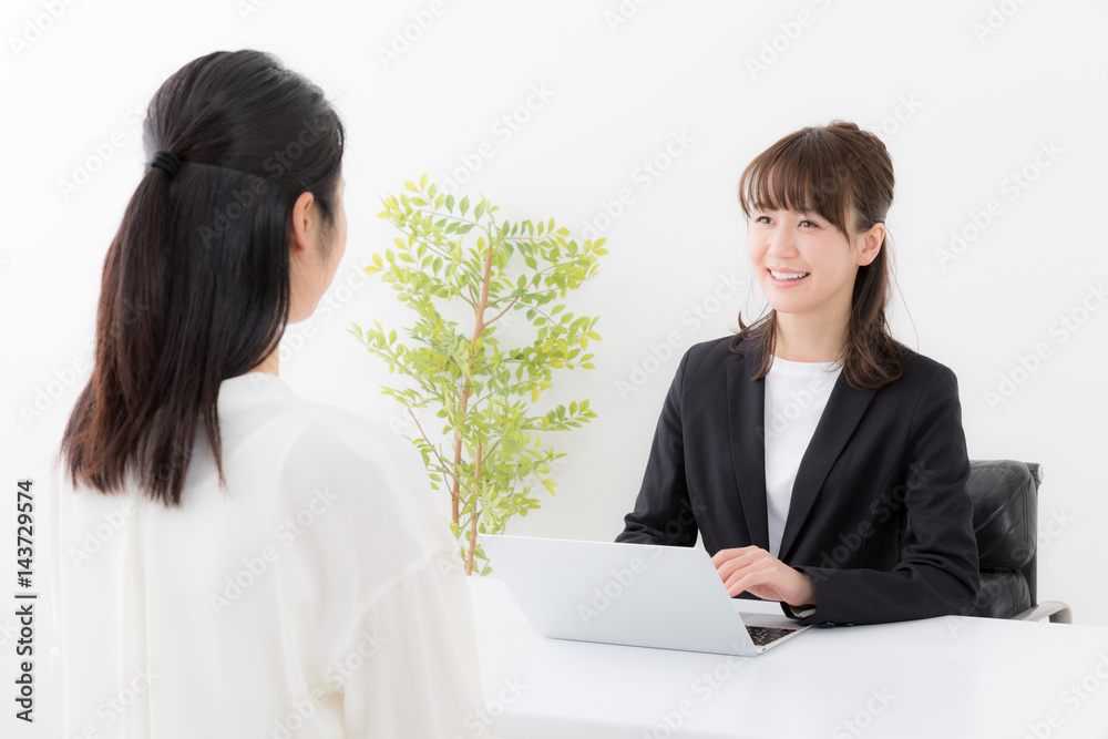 亚洲女商人在办公室谈话