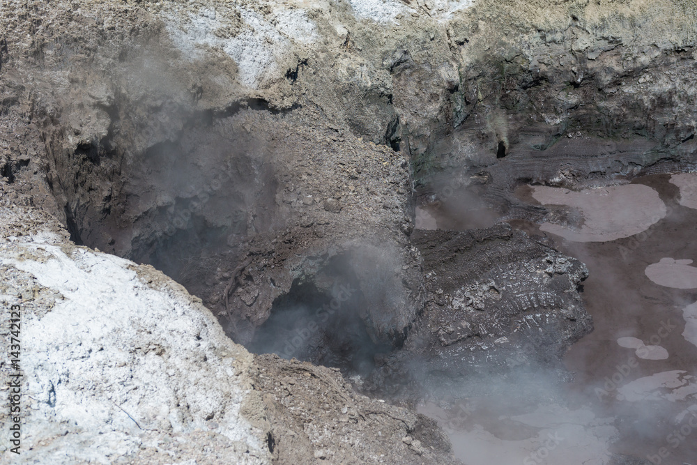 香槟池中的沸水-新西兰Wai-O-Tapu