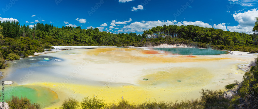 香槟池中的沸水-新西兰Wai-O-Tapu