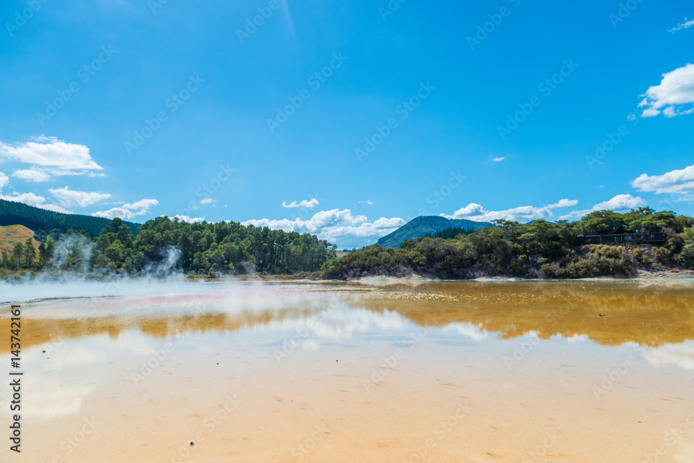 香槟池中的沸水-新西兰Wai-O-Tapu