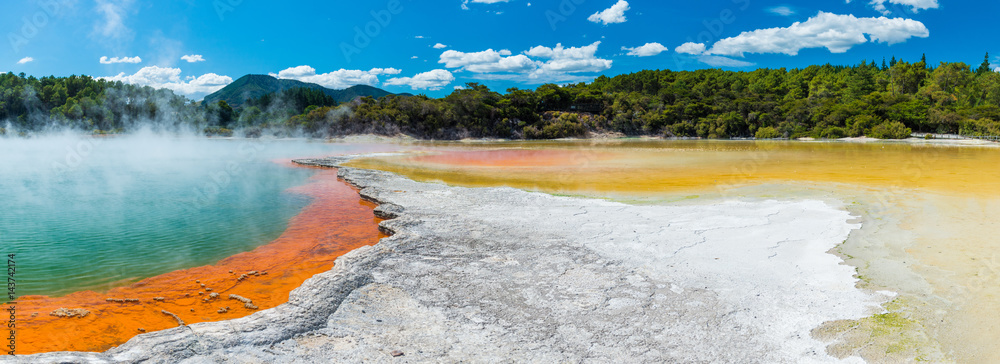 香槟池中的沸水-新西兰Wai-O-Tapu