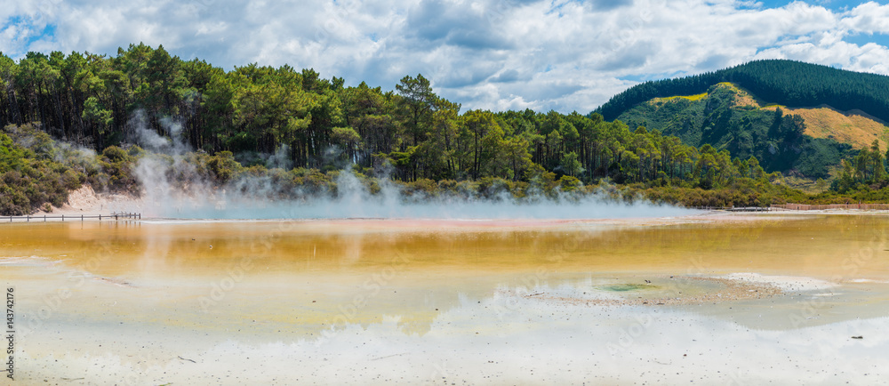 香槟池中的沸水-新西兰Wai-O-Tapu