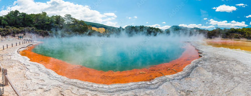 香槟池里的水沸腾了-新西兰Wai-O-Tapu