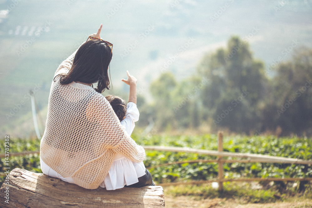 家庭的概念。母亲和孩子的女儿在夏天户外