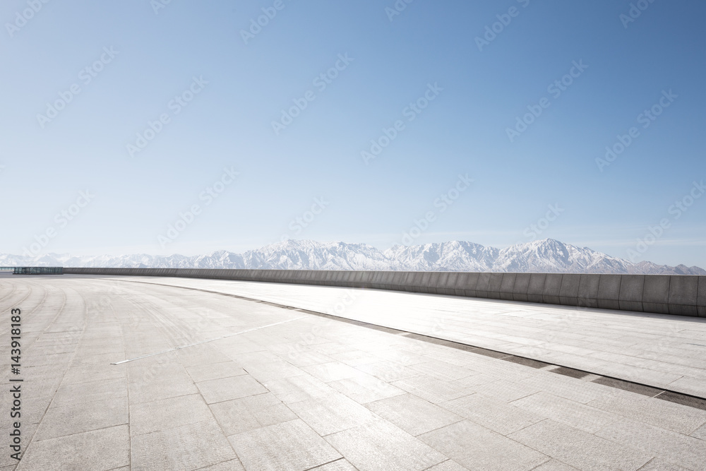 白雪山空楼