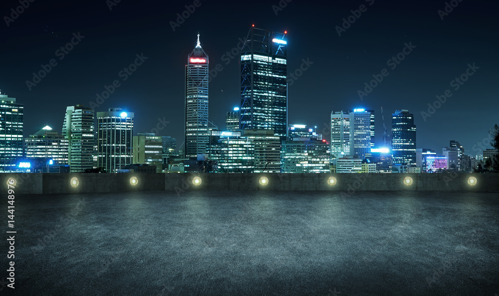 空的沥青屋顶，现代城市天际线，夜景，澳大利亚珀斯。