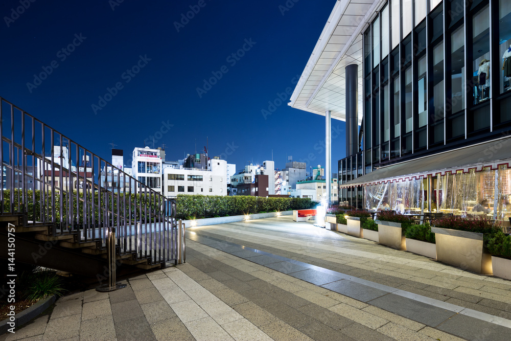 夜间现代建筑外的空步道