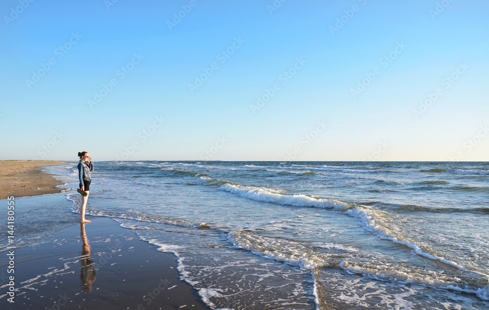 junge Frau blickt auf die Nordsee