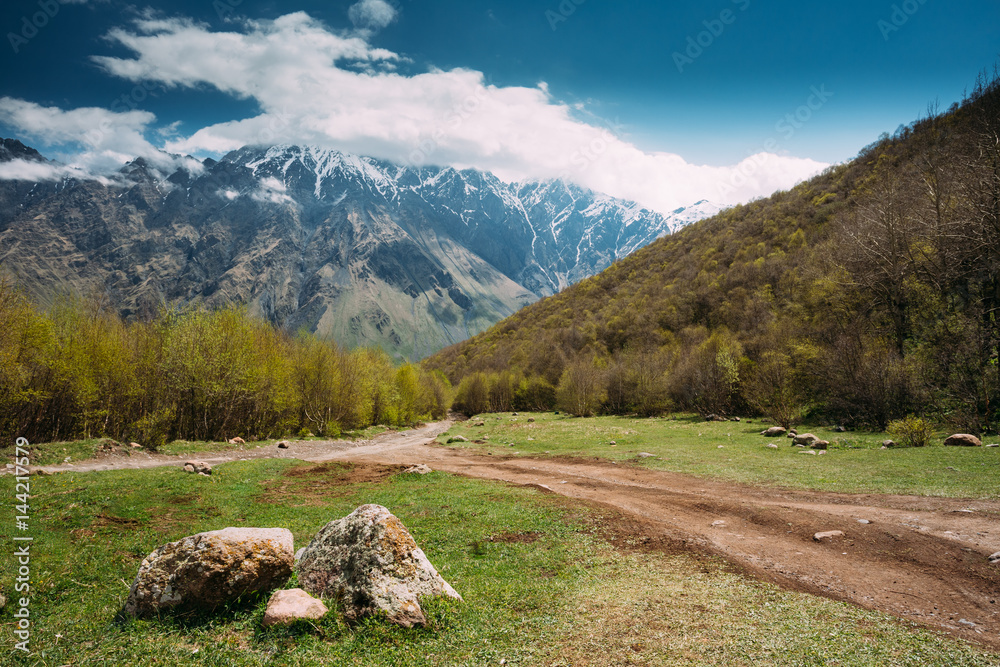 阳光明媚的夏日山坡上的山路小路小巷