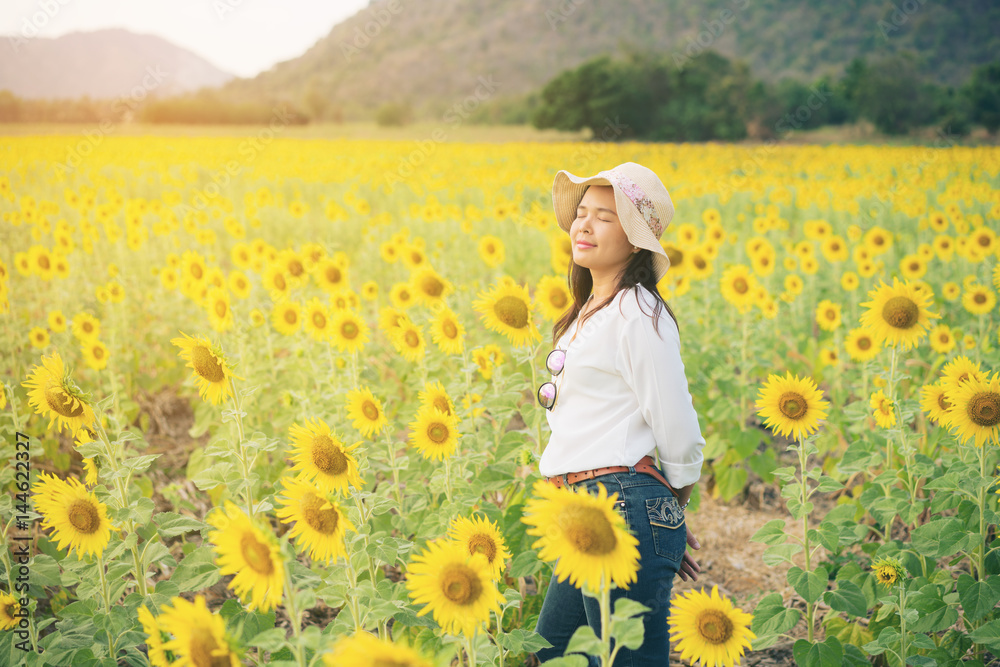 向日葵地里幸福的女人幸福地微笑着