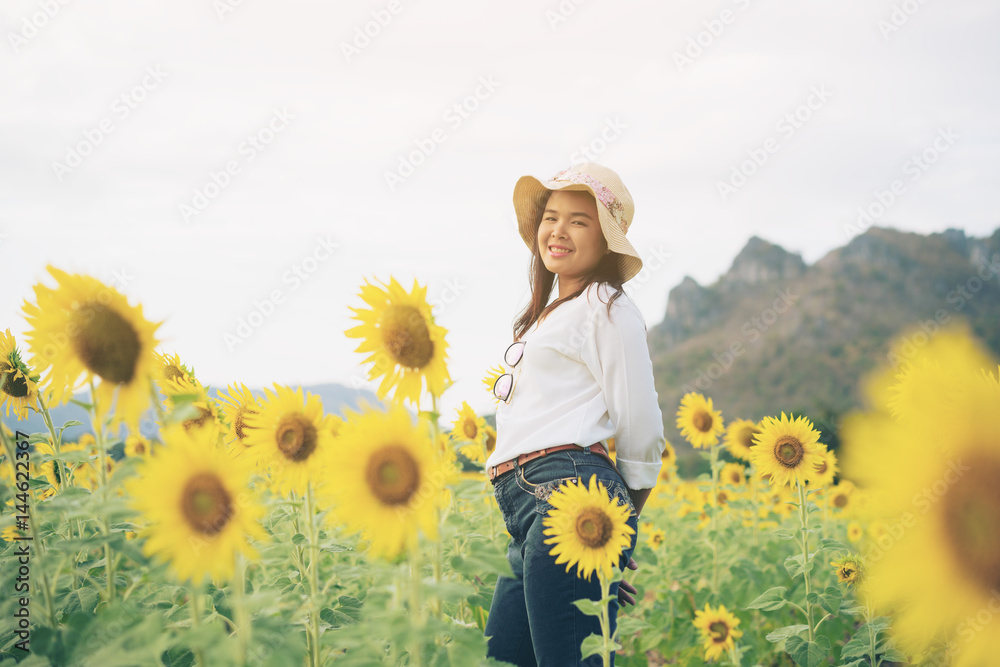 向日葵地里幸福的女人幸福地微笑着