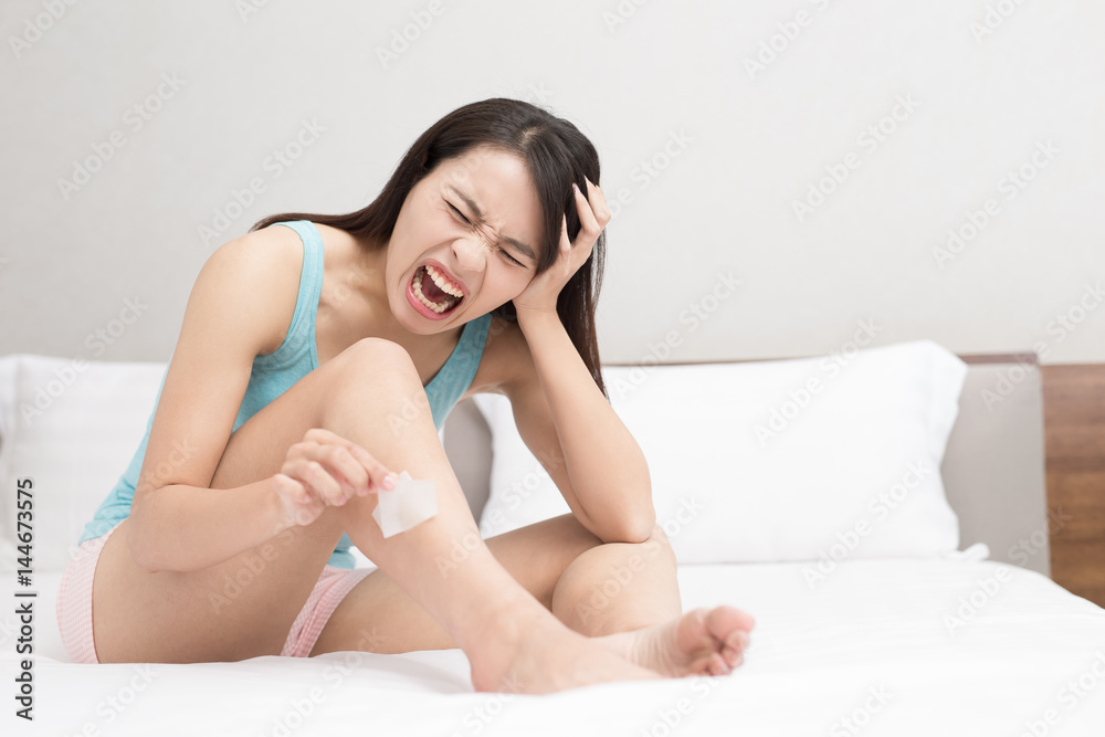 woman remove leg hair