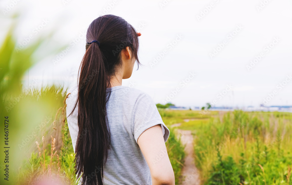 女人望着前方的道路