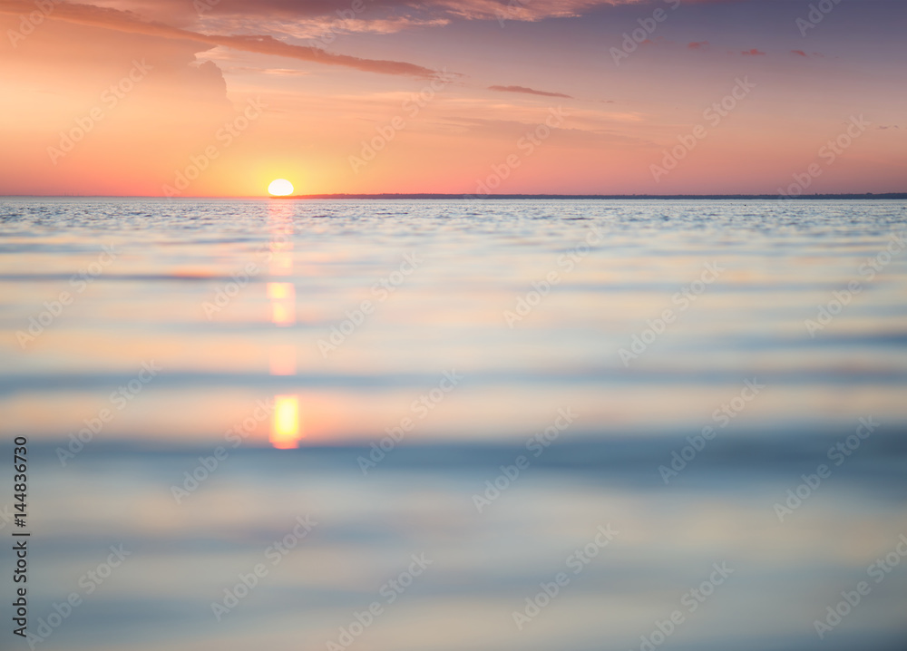 日出时的海景。美丽的自然夏季海景