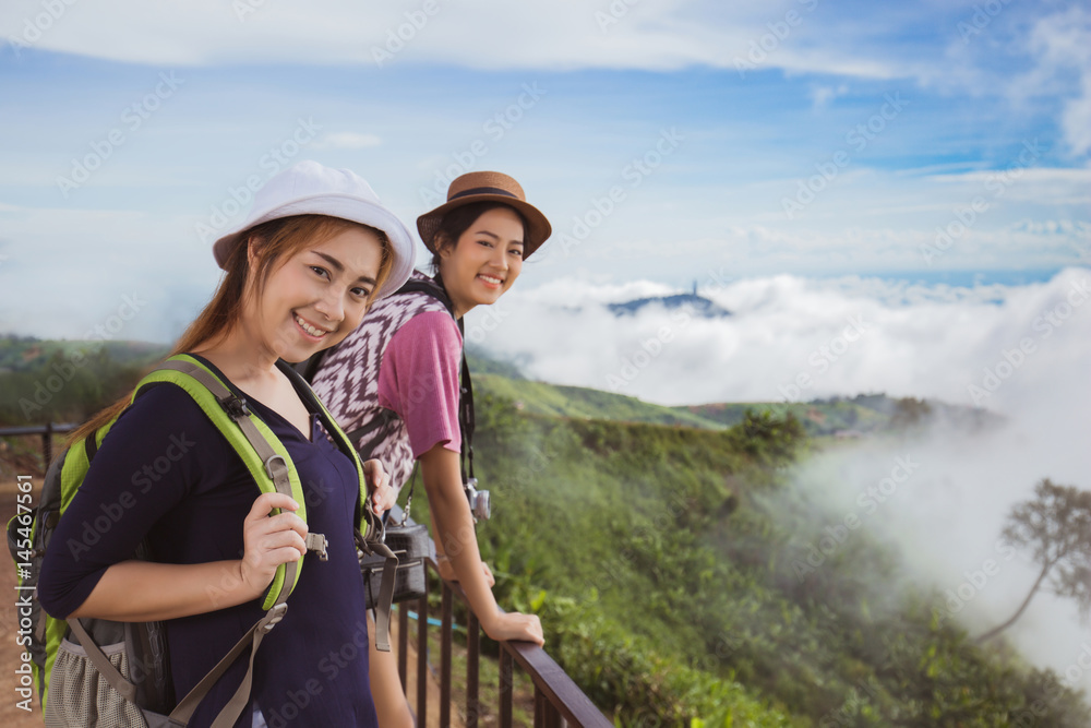 亚洲女性游客山景与晨雾