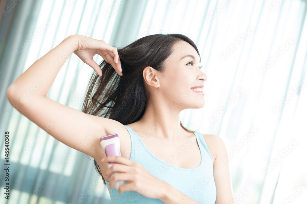 woman with armpit plucking