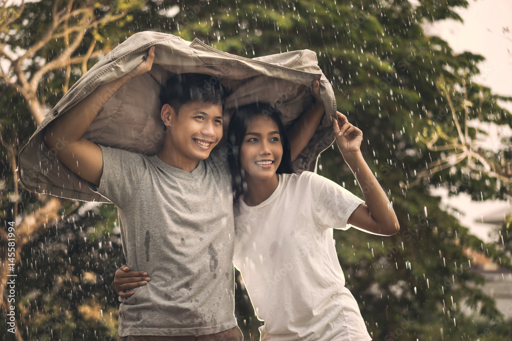 亚洲情侣雨中浪漫时光