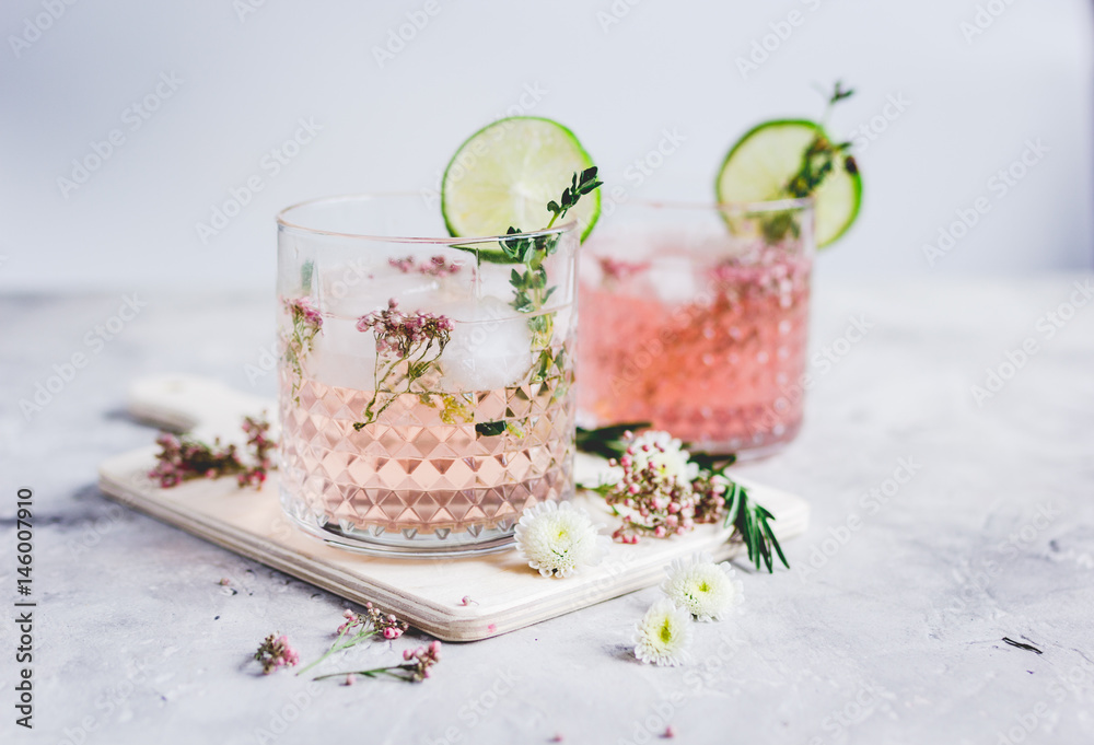 厨房背景为鲜花和酸橙的新鲜自制饮料