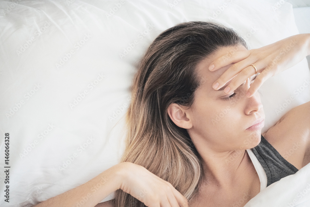 Donna a letto esausta, stanca e stressata 