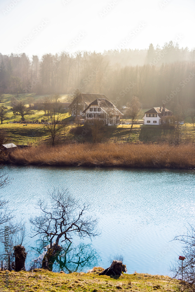 Weiler mit Bauernhaus am Wohlensee, Bern, Schweiz