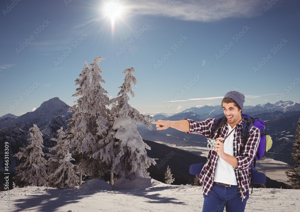 登山。带帽子的男人在山上带相机？