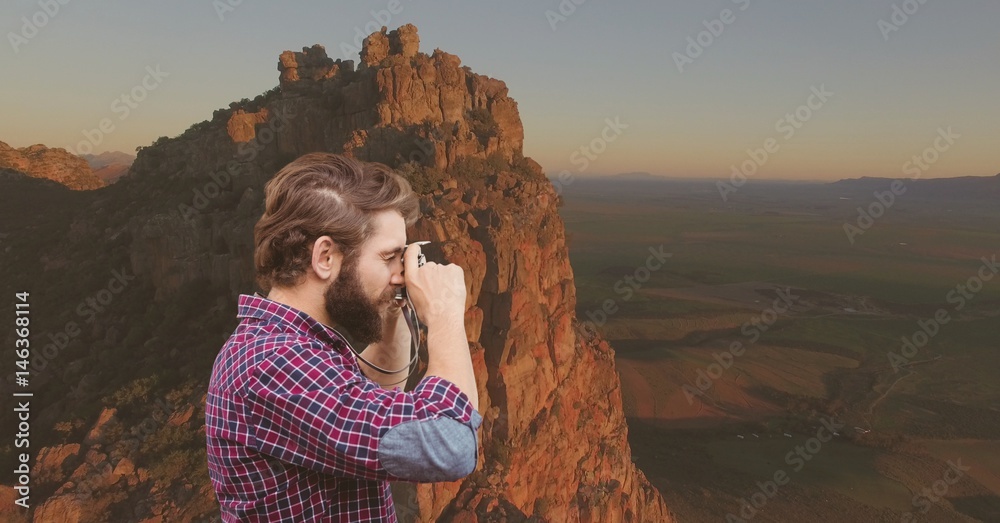 登山旅行，男子在蒙太奇拍照