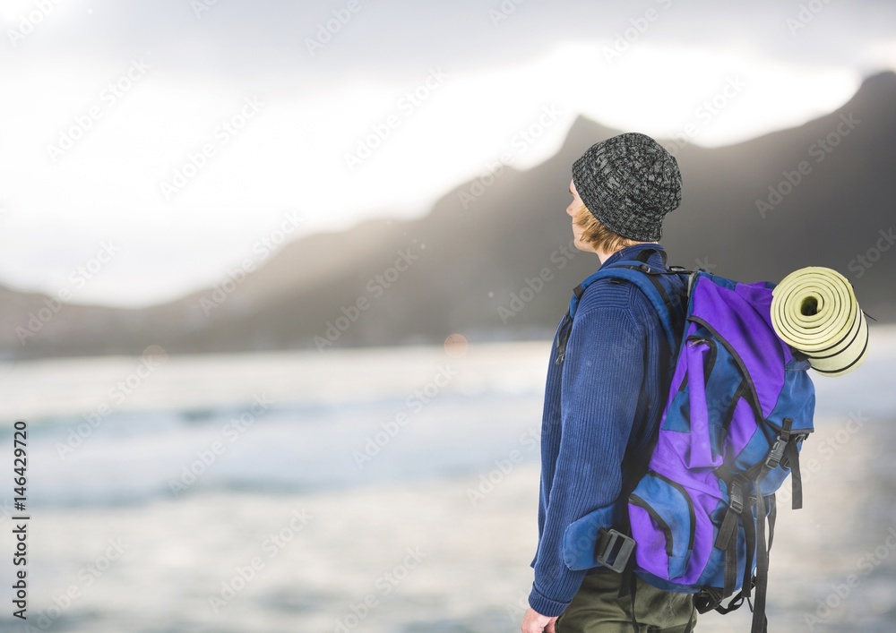 登山旅行，蓝色套头衫男子眺望地平线