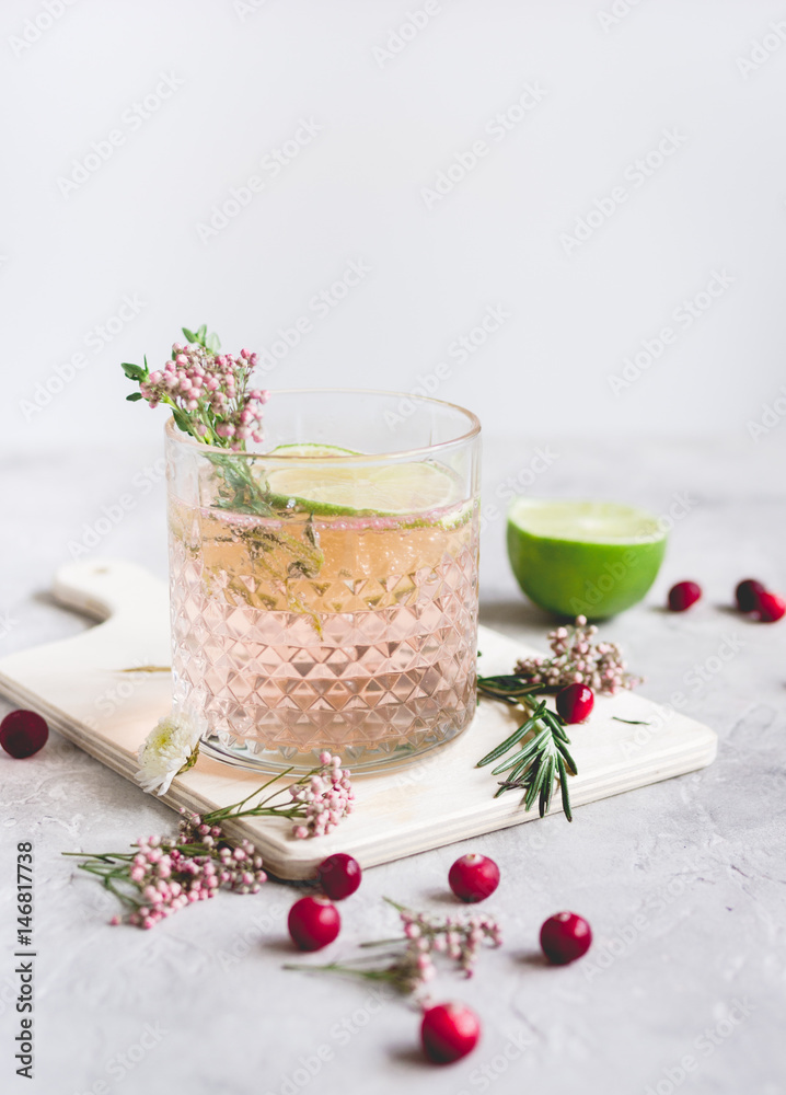 夏日自制果汁配石桌背景的酸橙和浆果