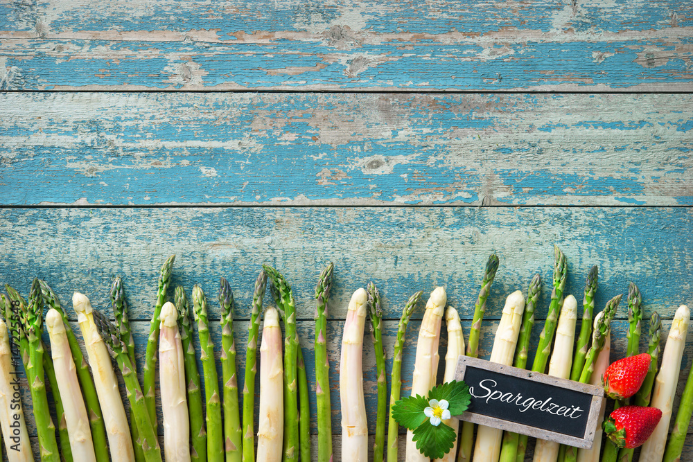 Frischer Spargel auf Holztisch Hintergrund