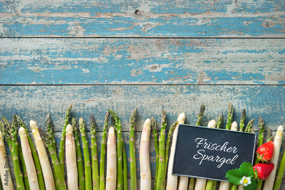 Frischer Spargel auf Holztisch Hintergrund