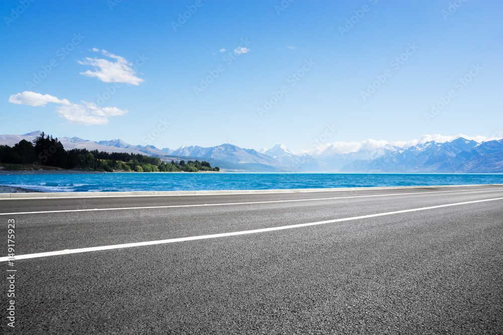 蓝天中有碧海的空旷道路