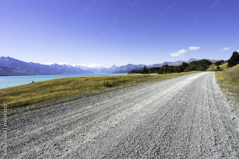 蓝天中有碧海的空旷道路