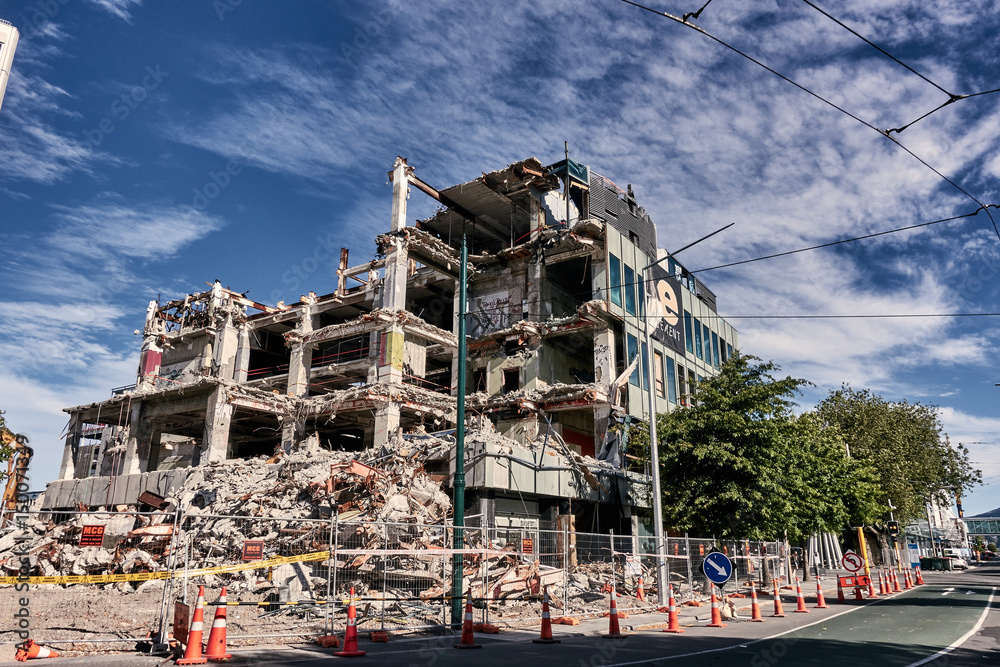 地震后，克赖斯特彻奇市中心封闭区的一栋几乎被拆除的建筑