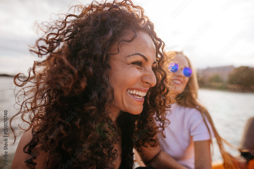 与女性朋友一起户外快乐的年轻女性