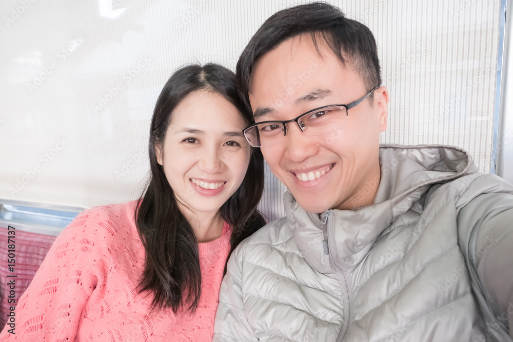 couple selfie in bus