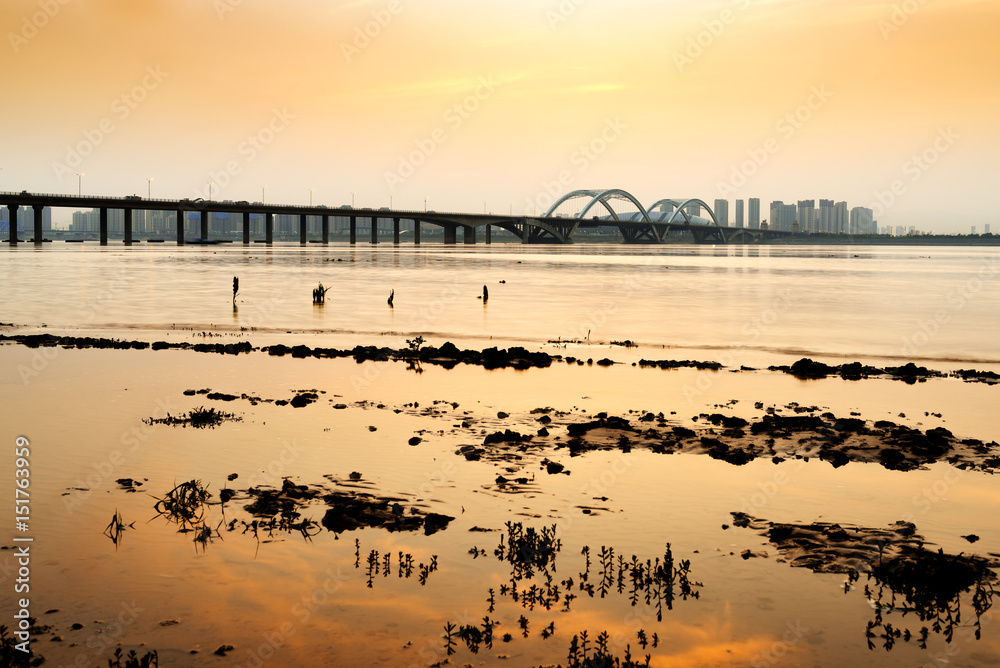 现代桥梁和河流