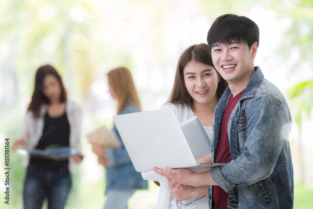 亚洲学生在大学使用电脑笔记本