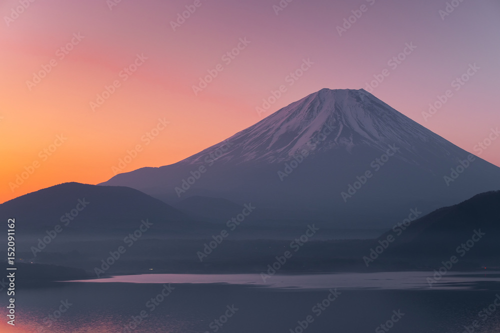 从日本山梨县元宿湖看富士山。